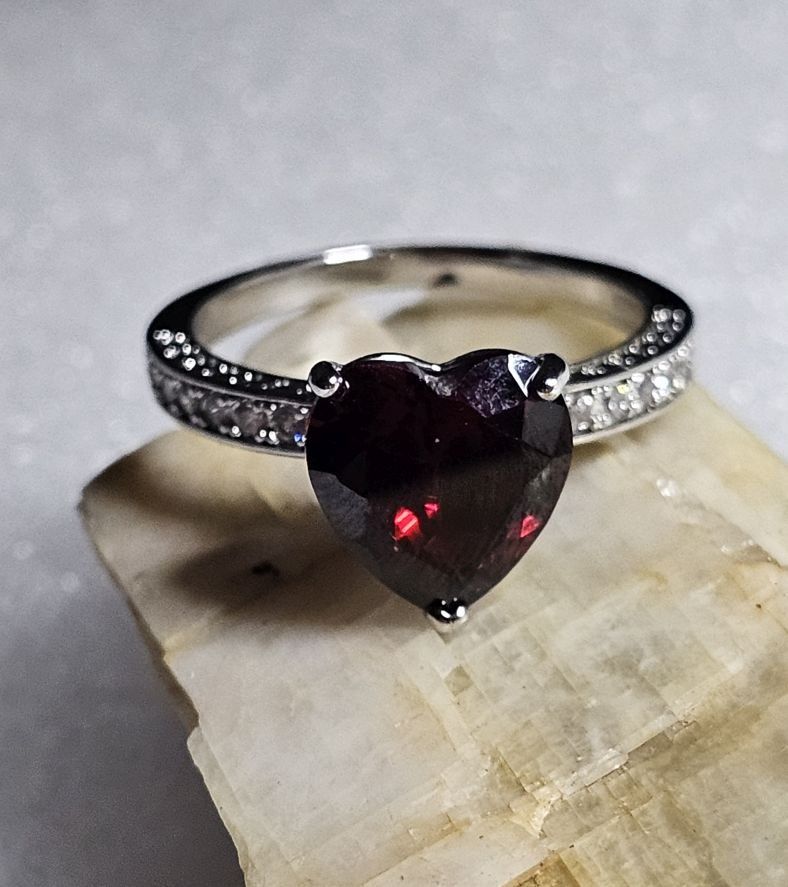 Ringe: Stilvoller Ring mit rotem Zirkonia, Gr. 8 – Neu (gemäss Beschreibung) aus Grenchen von dar_6d52 1