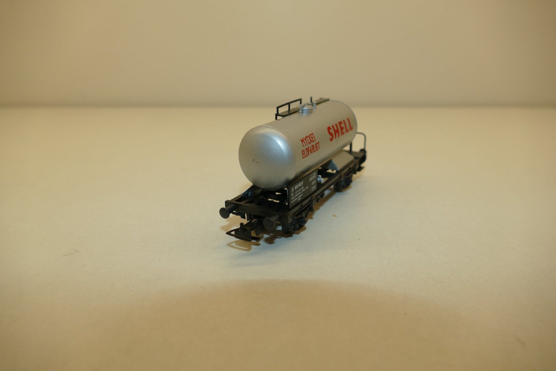 Liliput Modelleisenbahnen: Liliput H0: SJ Kesselwagen Shell silbrig – Gebraucht aus Niederhasli von rail-duerst 4