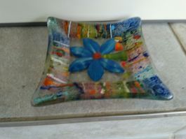 kleine Glasschale mit Blumenmotiv