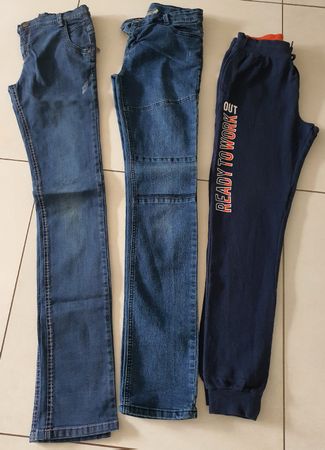 2 jeans et 1 pantalon training taille 164