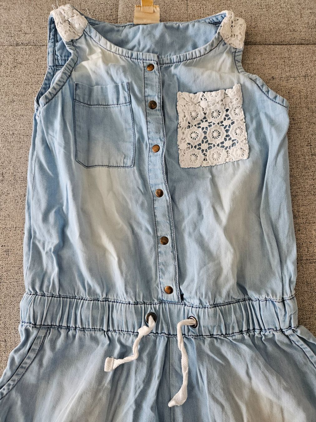 Manor Tute: Jeans Overall, kurz Gr. 122/128, hellblau mit Spitze – Usato da Bellach venduto da Chiini 1