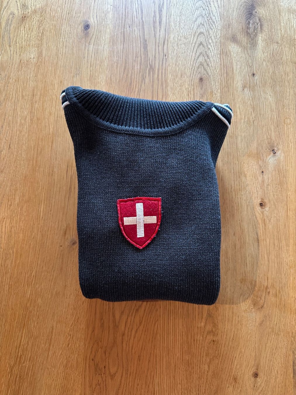 Maglioni & Felpe: Rollkragenpullover Schweizer Logo Gr M – Usato da Beringen venduto da wildcathendriks 1
