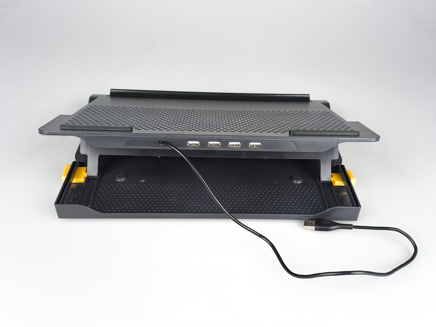 Racks & Cavalletti: TARGUS Awe81eu Laptop/Notebook Ständer – Usato da Rüti ZH venduto da Restwert_Rueti_ZH 1