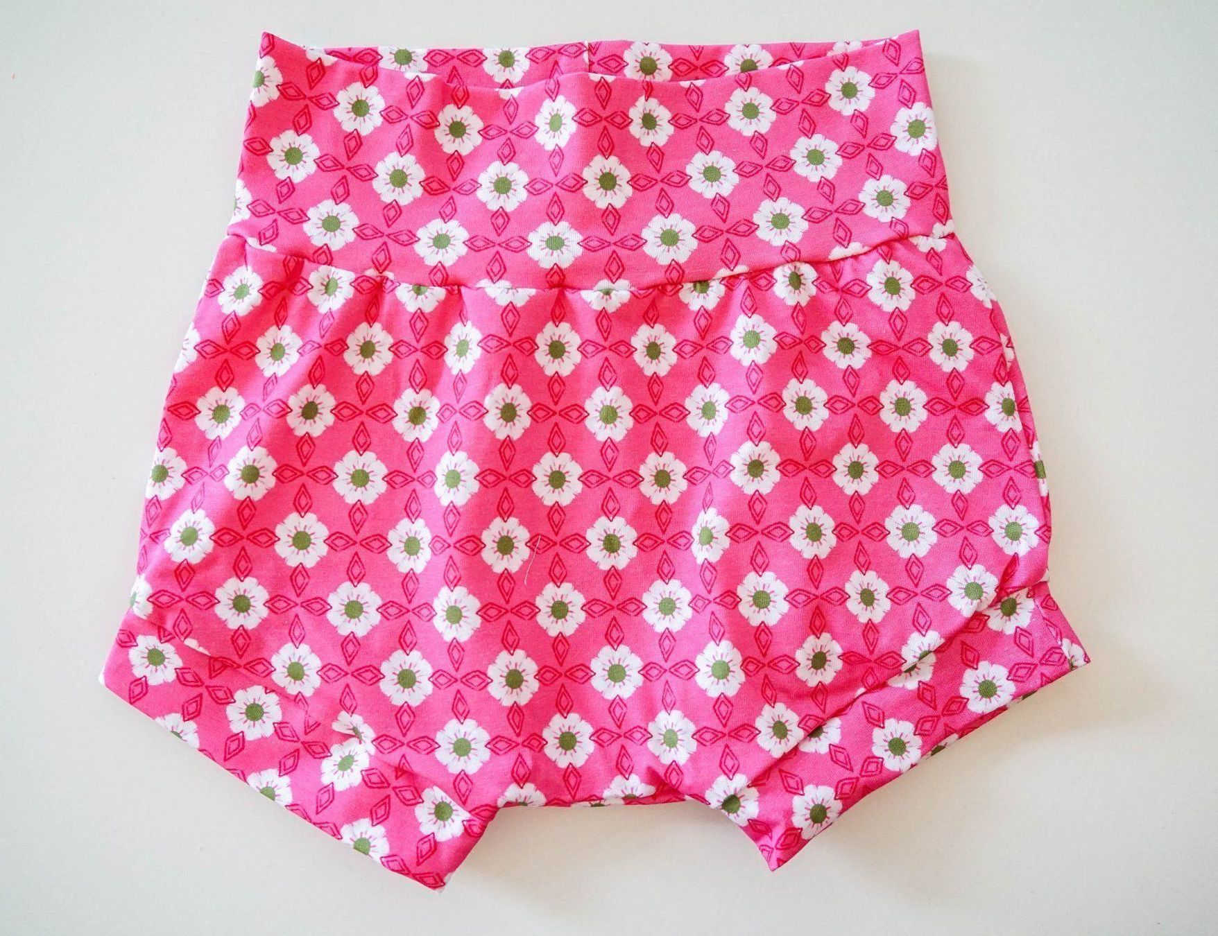 Pantaloni: Pink Kurze Hose mit Blumen 110/116 NEU – Nuovo e nell'imballaggio originale da Zürich venduto da sambaum