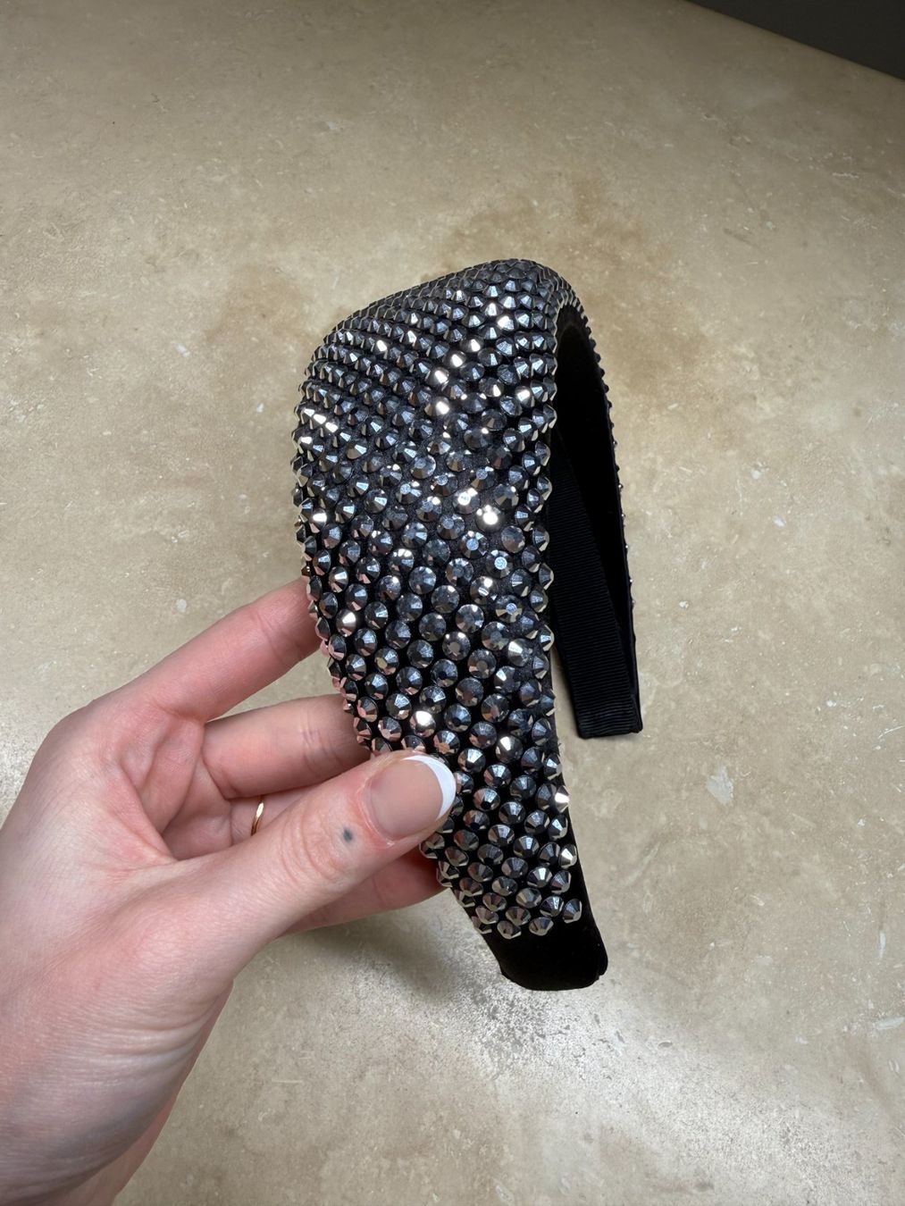 Prada Accessori per capelli: Prada Oversized Crystal-Embellished Padded Haarreif – Nuovo (secondo la descrizione) da Oberburg venduto da Cheysirius 2
