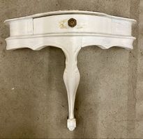 Wandkonsole aus Holz mit weisser Patina