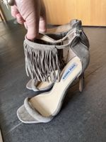 Steve Madden – Sandali in camoscio con frange – Grigio torta