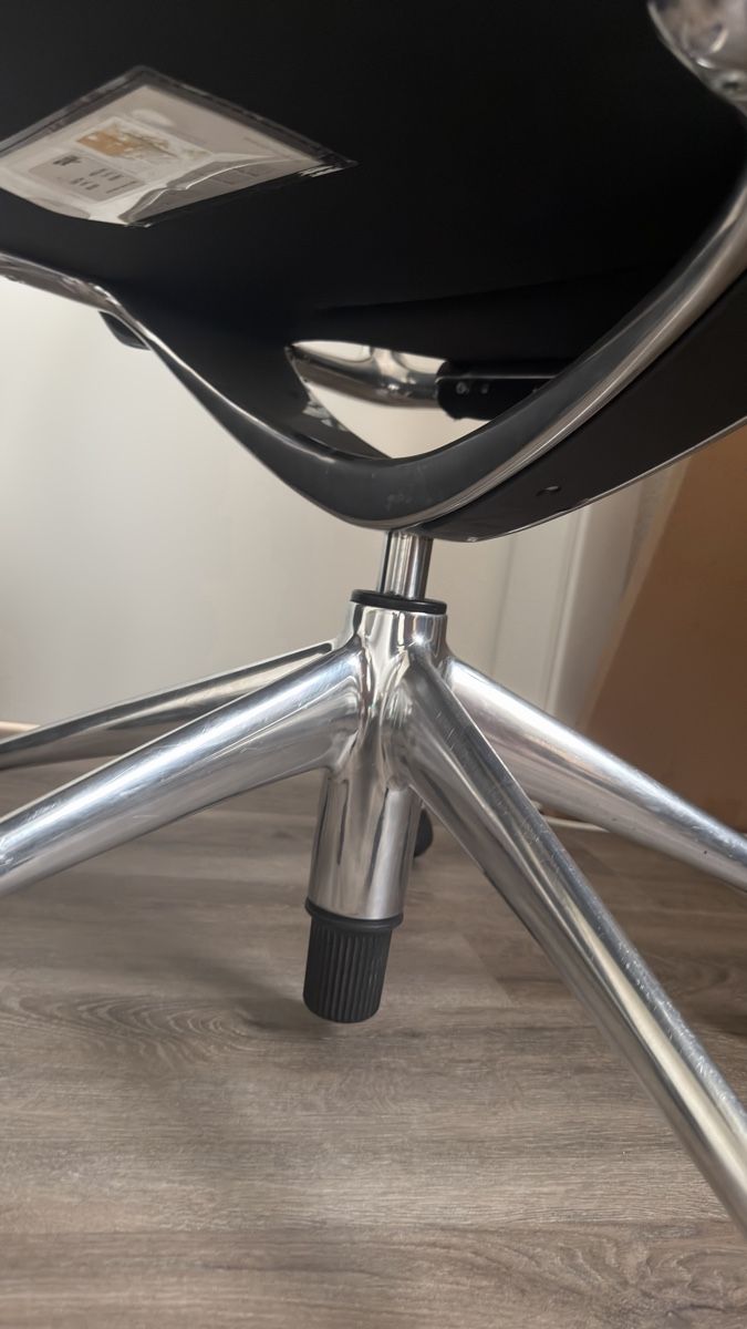 Vitra Sedie: Vitra Meda Chair Leder mit Rollen – Usato da Wolfwil venduto da Poulet60 8