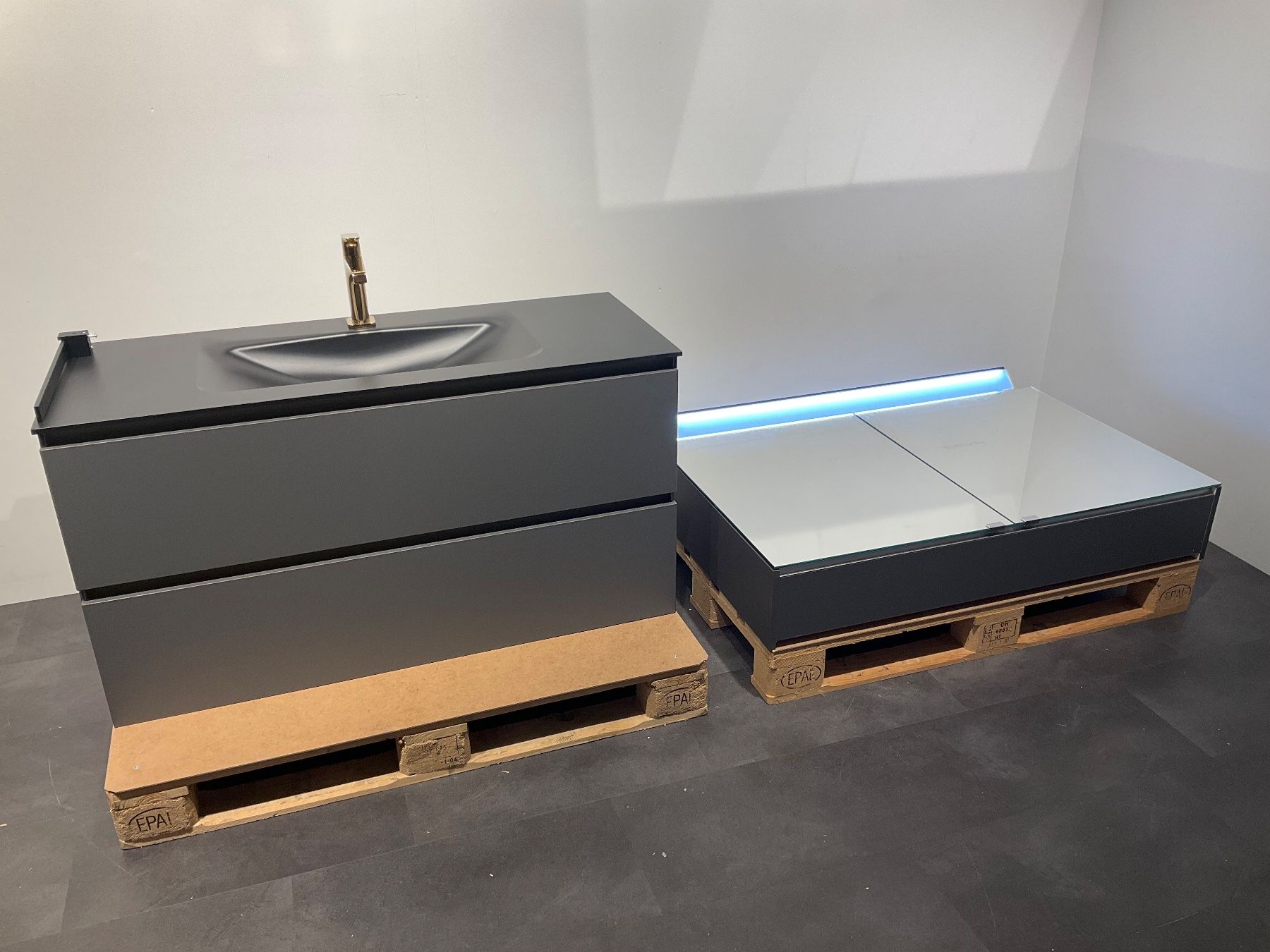 Mobili per bagno: 067 Badmöbelkombination, grau/schwarz, 120cm – Nuovo (secondo la descrizione) da Derendingen venduto da Meisterstuecke