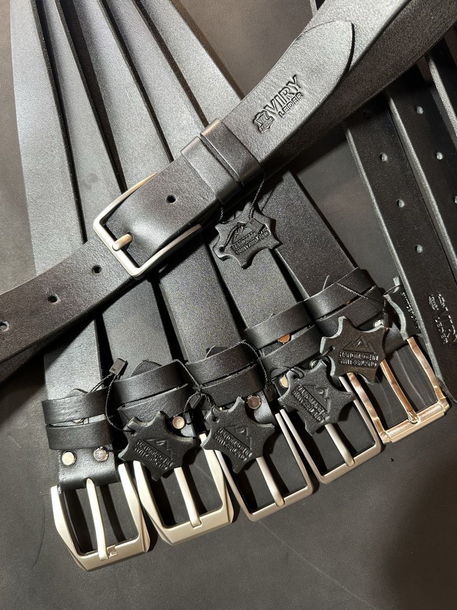 Cinture: Schwarze handgemachte Ledergürtel – Nuovo e nell'imballaggio originale da Mettmenstetten venduto da vad_57p2 8