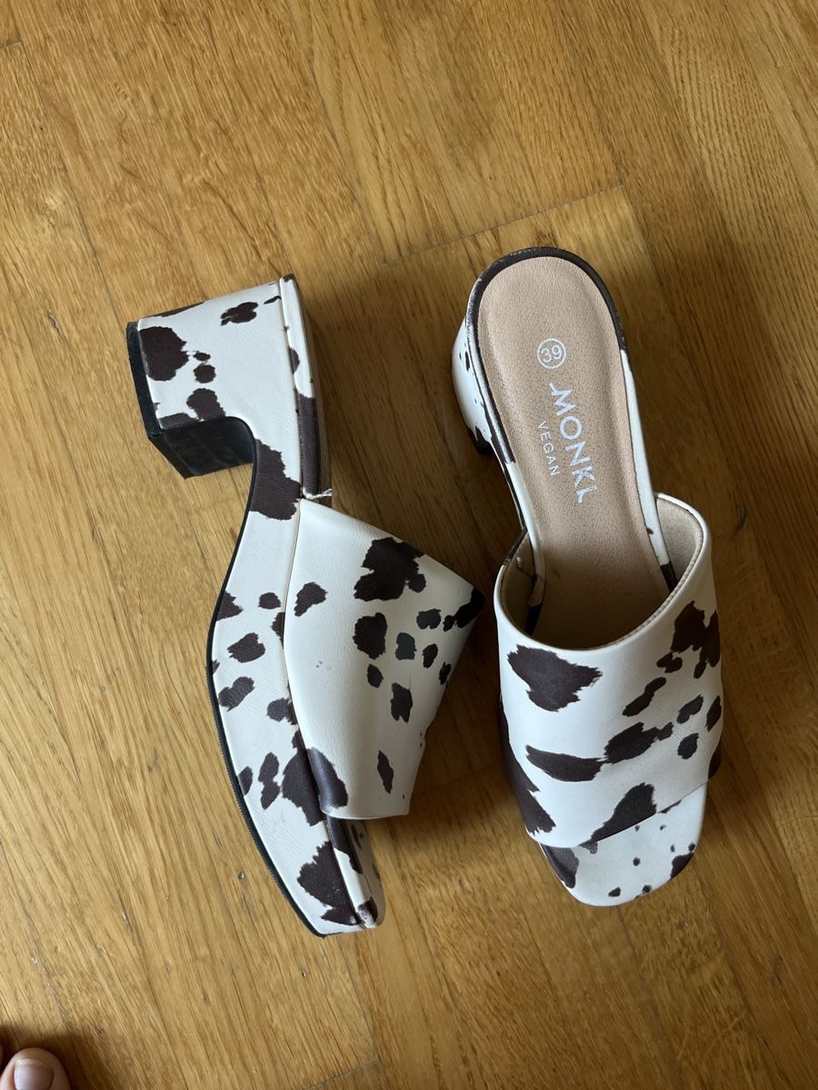 Monki Damenschuhe: Plateau Mules Kuhmuster – Gebraucht aus Zürich von chloezurich