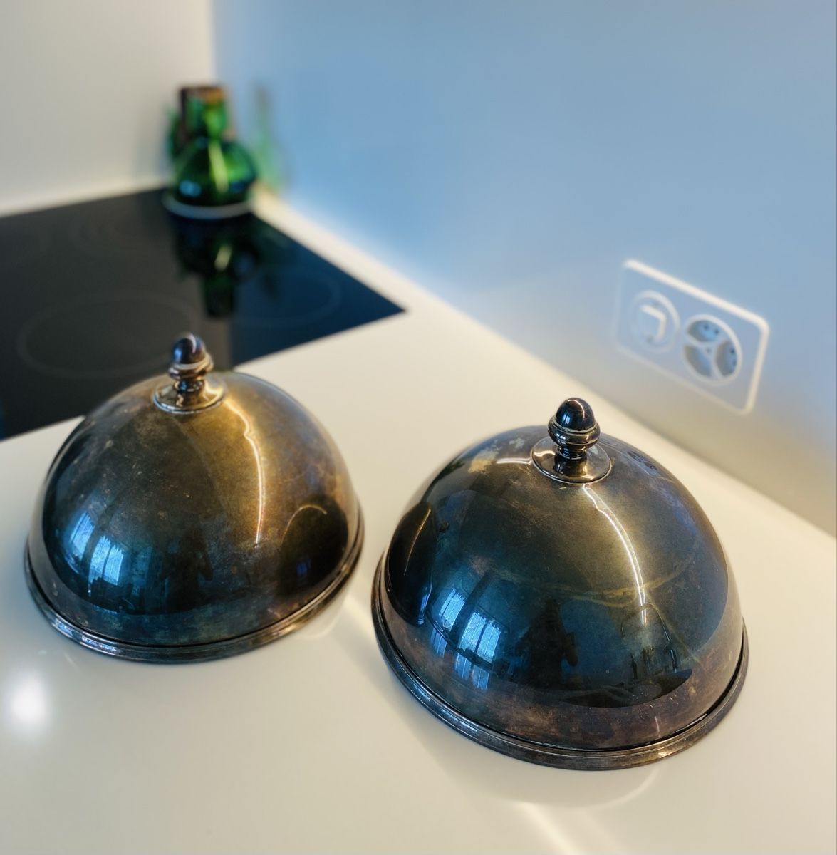 Piatti di portata: 2x Antike Cloche/ Speiseglocke versilbert – Usato da Basel venduto da phidelitas 4