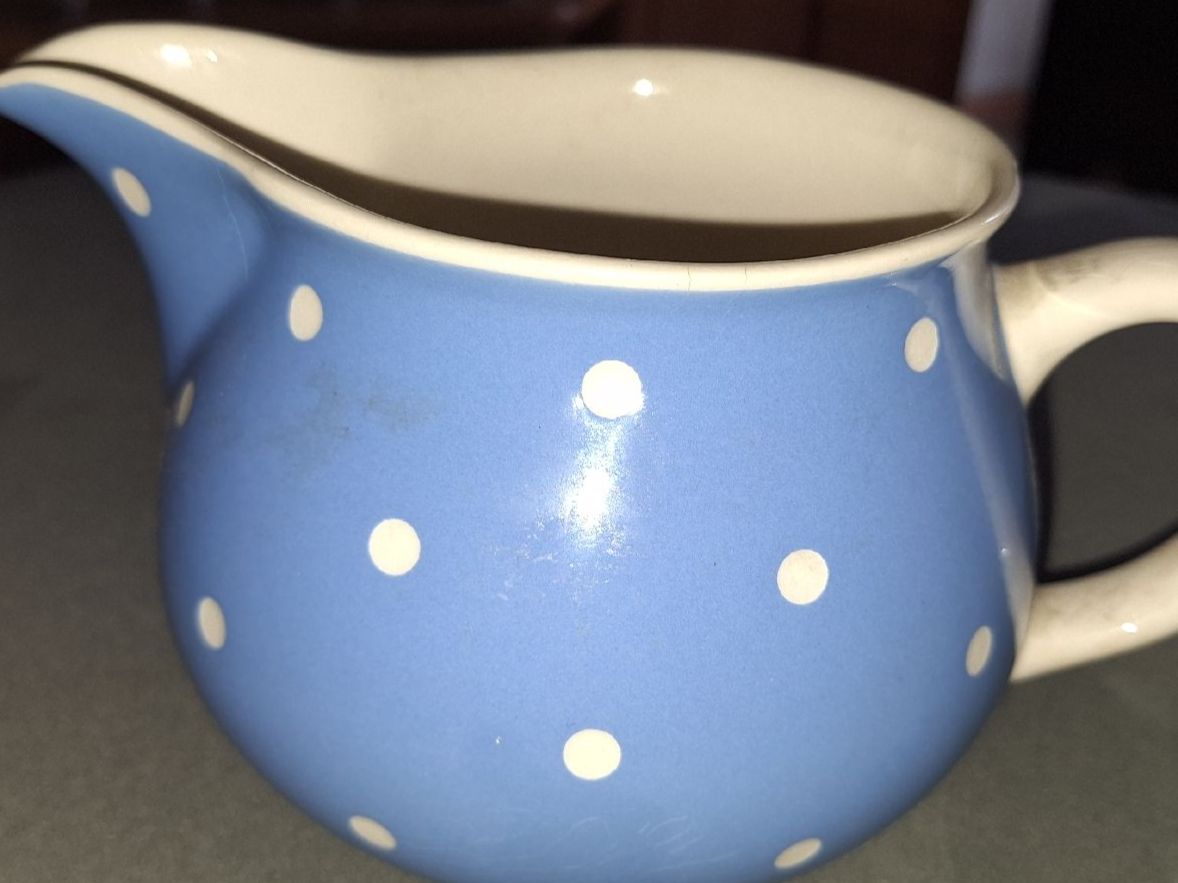 Villeroy & Boch Caraffe: Milchkrug "Doris" blau gepunktet – Usato da spreitenbach venduto da lumbalplatte
