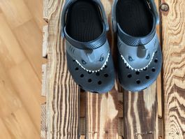 Crocs requins, taille 26/27, parfait pour l'été! 🦈