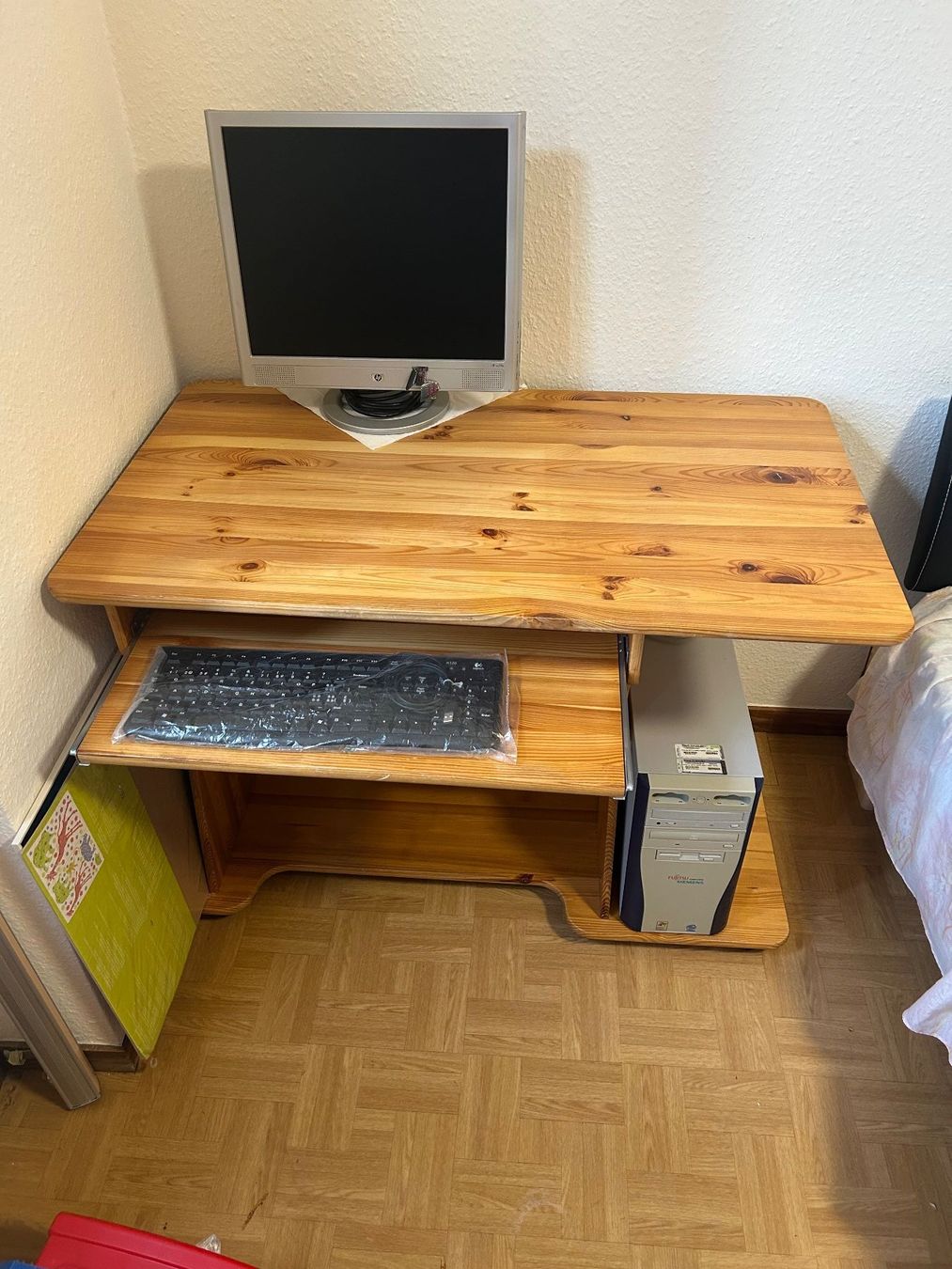 Scrivanie: Bureau d'ordinateur en bois sur roulette – Usato da La Chaux-de-Fonds venduto da cor_r67m