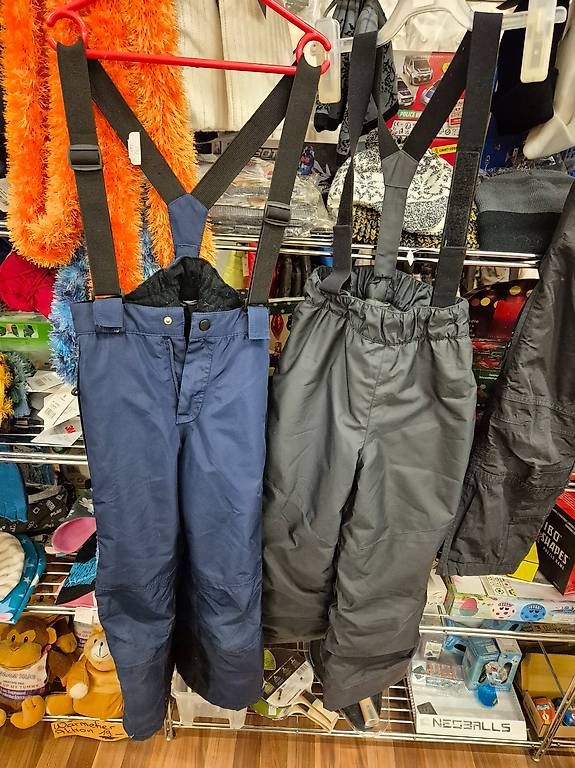 Pantaloni: 1 Skihose grau 110 oder blau 116 – Usato da Schwarzenburg venduto da Flamingo07