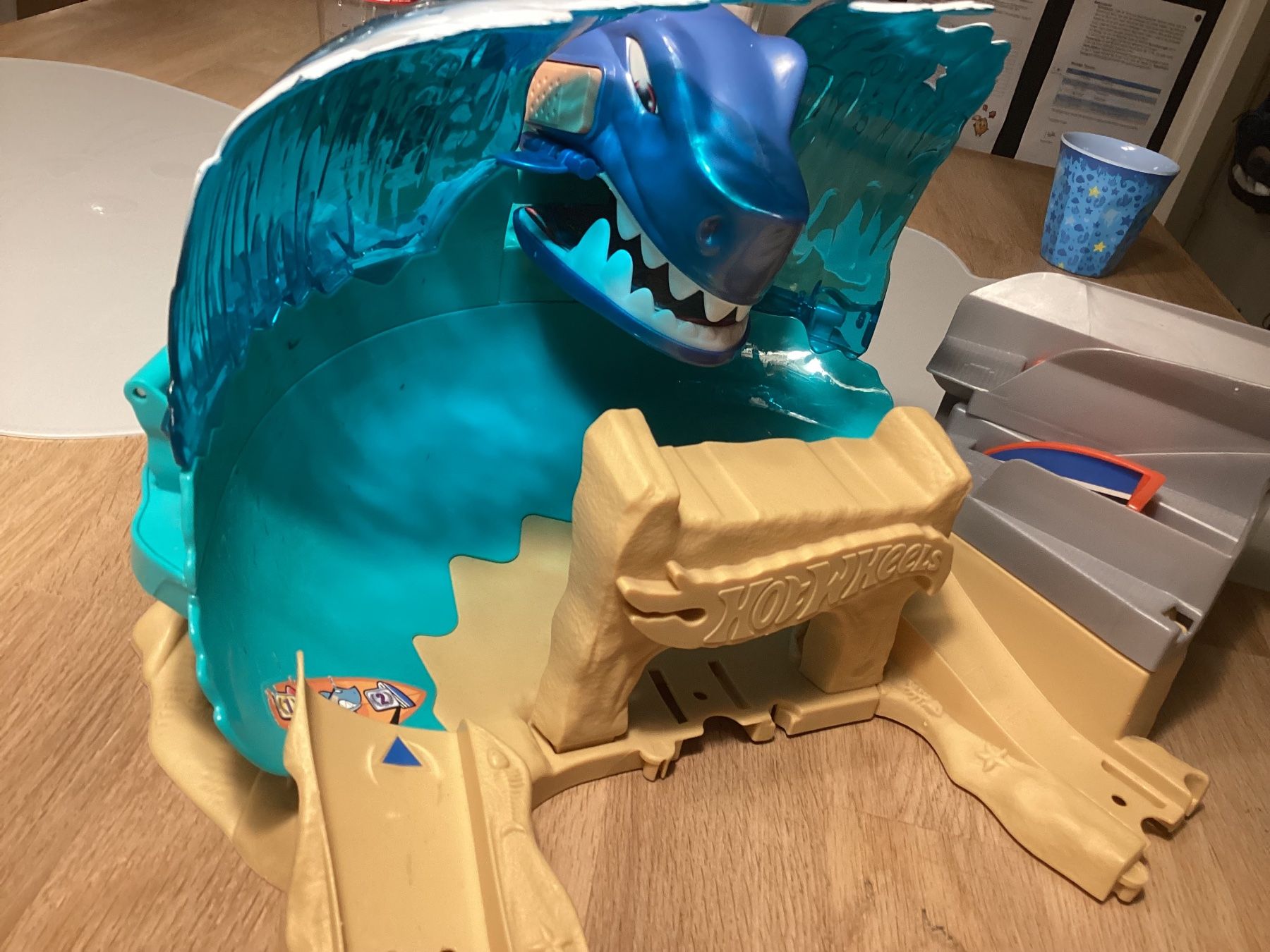 Hot Wheels Spielzeuge: Hot Wheels Shark Attack Launch Track – Gebraucht aus Hinwil von  1