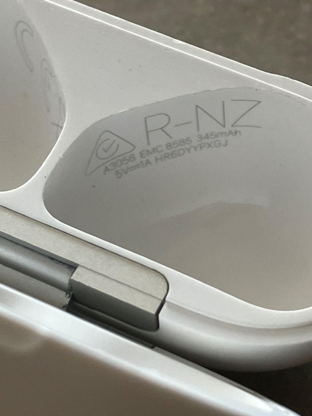 Apple Casques audio: APPLE AIRPODS 4 CASE – D'occasion à Lausanne par mr.v 4