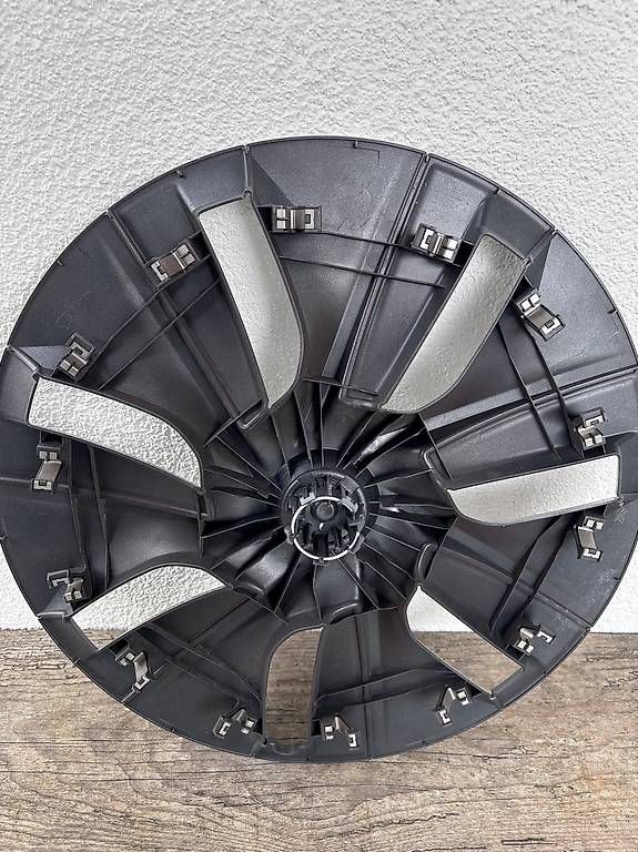 Cerchioni: Radkappe Tesla 3/Y 18'', Original Tesla – Nuovo (secondo la descrizione) da Binningen venduto da Padme 1