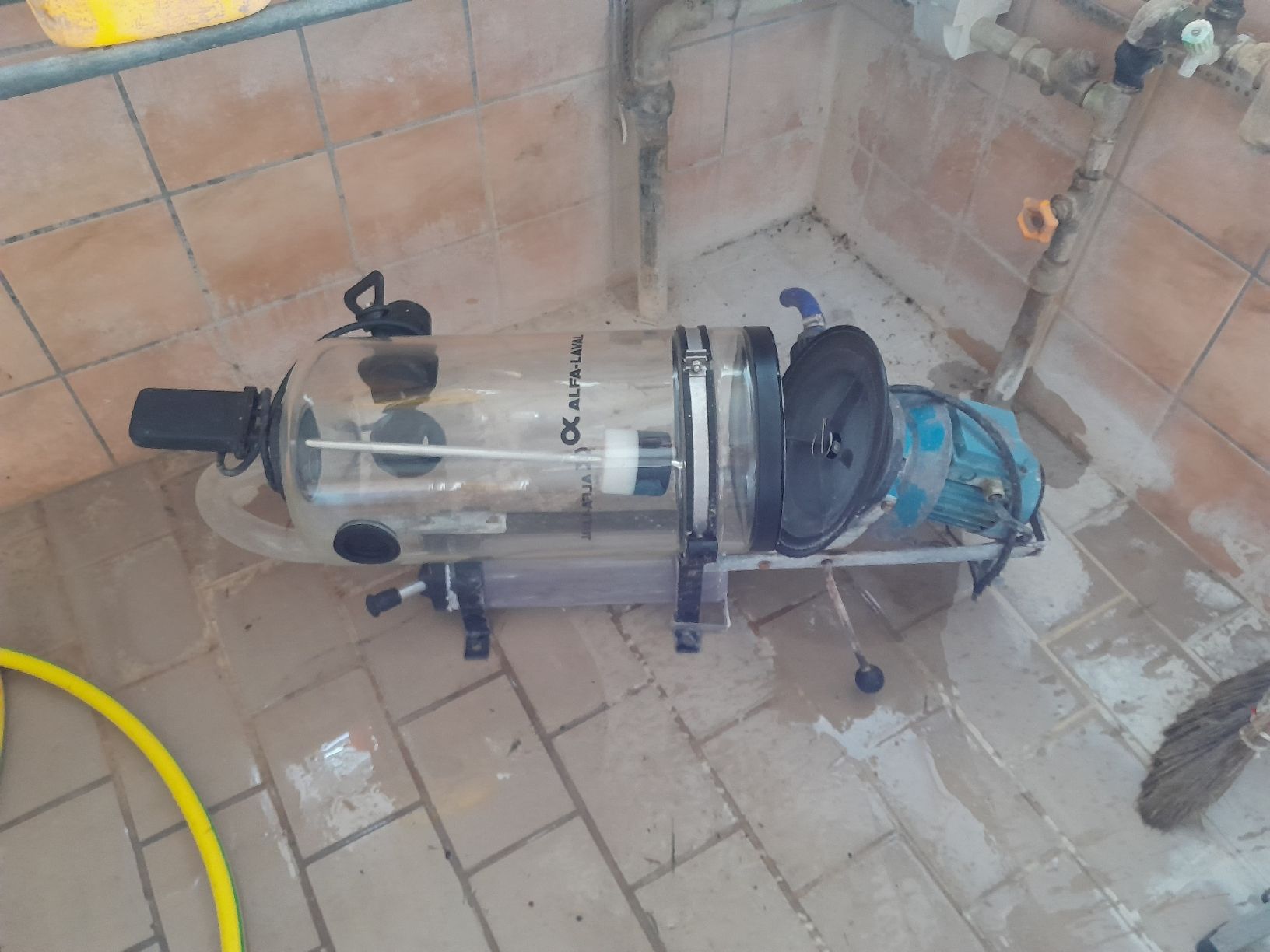Matériel de laboratoire: Alfa laval Milchpume – Défectueux à Bennau par Vigispez 2