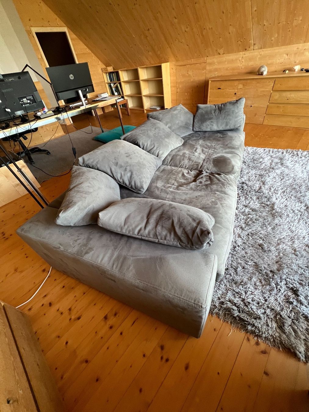 Divani: Bequemes und grosses Sofa, Stoff, grau – Usato da Merzligen venduto da Paxi01 2