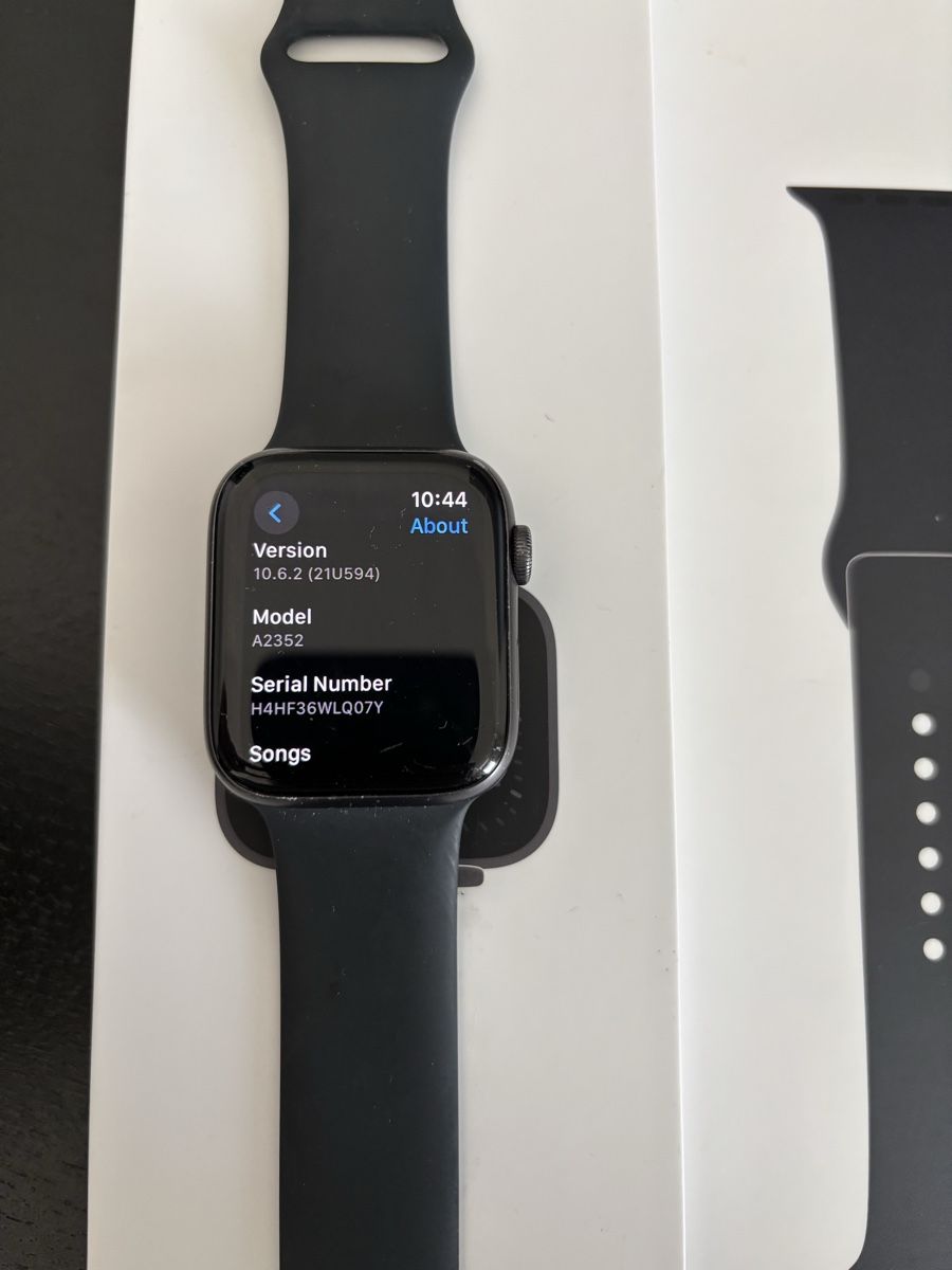 Apple Smartwatch: Apple Watch SE 44mm Full Box – D'occasion à Boudry par cor_skj5 2