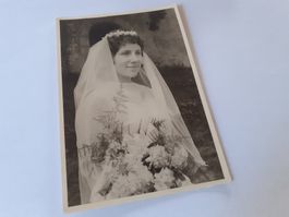 SCHWIIZER FRAU DAZUMAL - e JUNGI BäRNER BRUUT - BERN