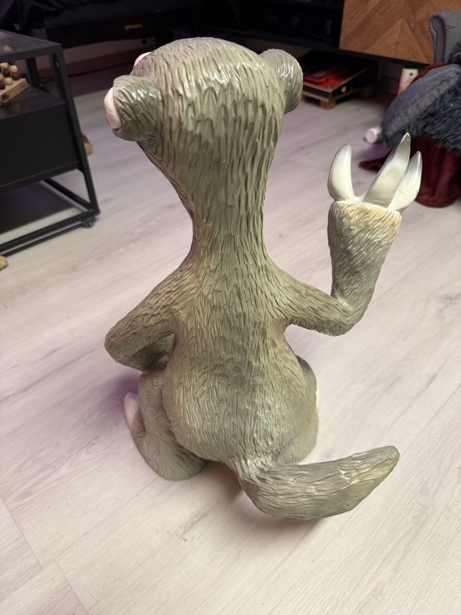 Statuette: Ice Age SID grosse Dekofigur 54 cm Pflanzgefäss Sammelfigur – Usato da Unterengstringen venduto da Birchermuesli63 4