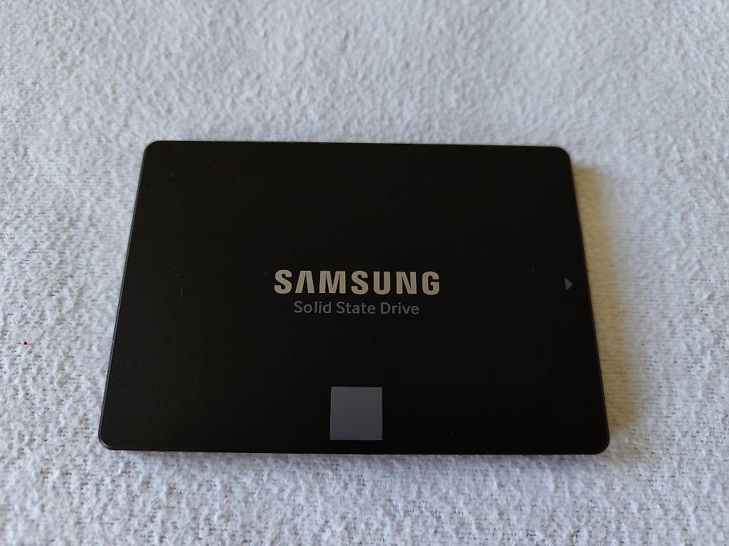 Dischi rigidi: Samsung SSD 860 EVO 2TB 2.5" – Usato da Zürich venduto da Chogussy