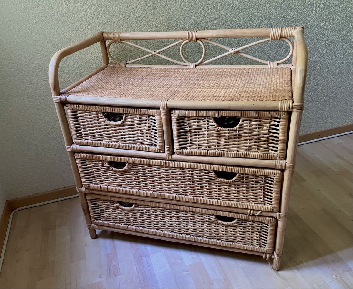 Cassettiere: Rattan Kommode mit Schubladen – Usato da Bremgarten AG venduto da merlindimi