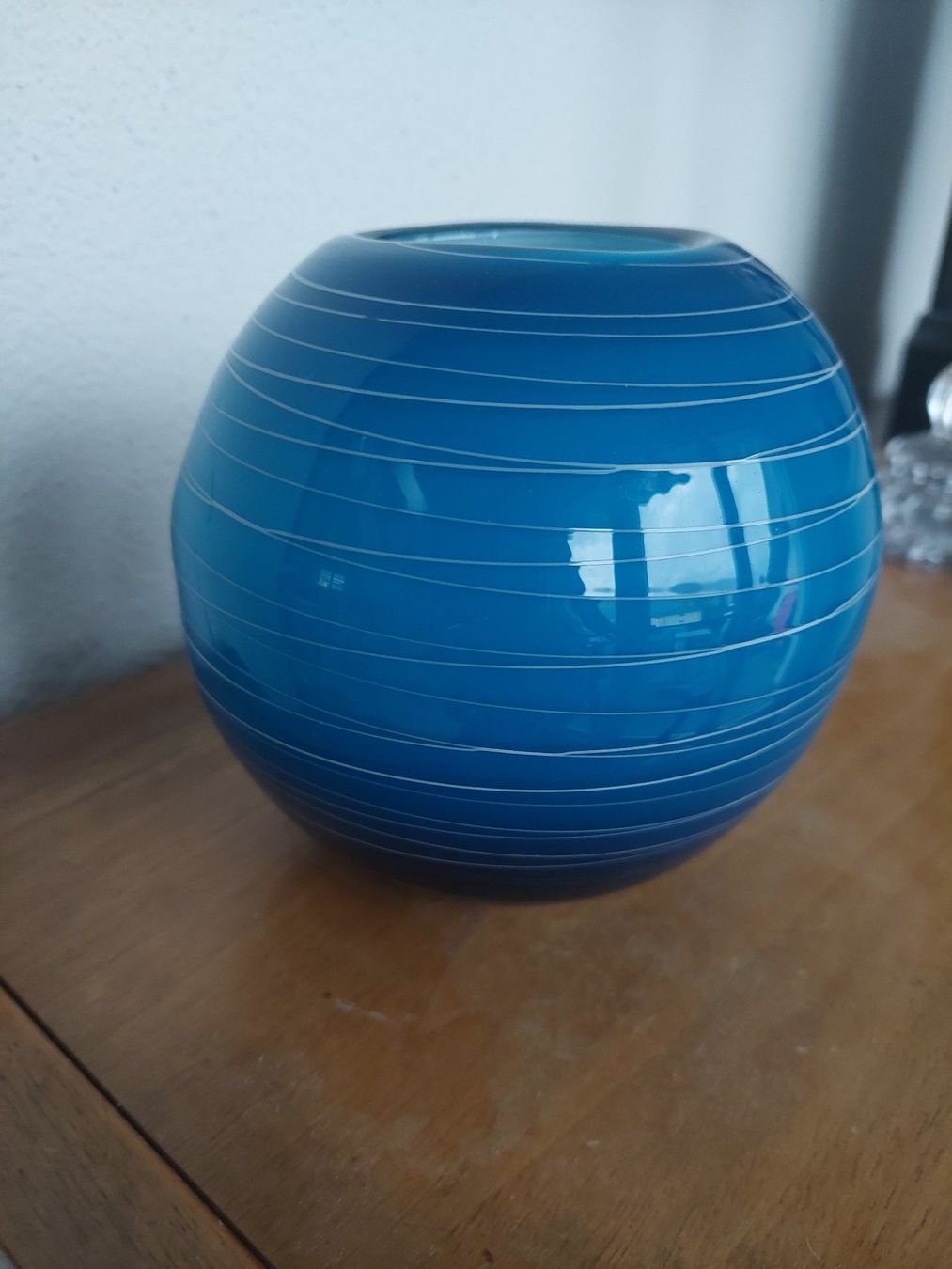 Vasi & Recipienti: Opalblaue Glasvase mit aufgeschmolzenem Glasfaden – Usato da Hergiswil NW venduto da maiette-23.N 1