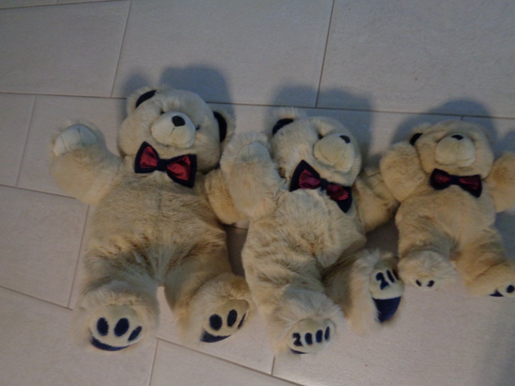 Giocattoli: SET VON 3  SÜSSEN TEDDY Bären NEUWERTIG – Usato da Rotkreuz venduto da Samballi