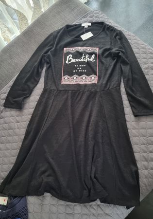 Schönes, neues Kleid mit Aufdruck, Grösse 170/176