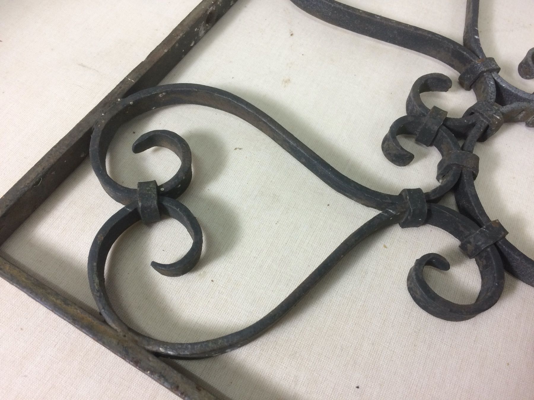 Gitter & Roste: Antikes Fenstergitter mit Wappen – Gebraucht aus Horw von luzernicus 7