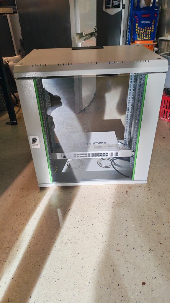 Racks & Ständer: Rack 19zoll – Neu (gemäss Beschreibung) aus Kloten von mmr1