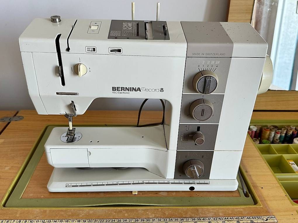 Bernina Macchine da cucire: BERNINA Record 930 Electronic mit Original-Nähschrank – Usato da Oberrieden venduto da rpg_w7my 1