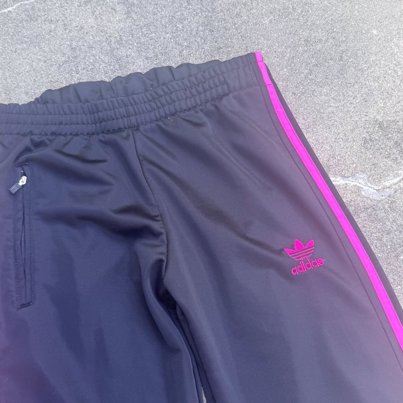 Adidas Pantaloni: Adidas Y2K Firebird black trackpants trainerhose – Usato da St. Gallen venduto da sourced_limited 1