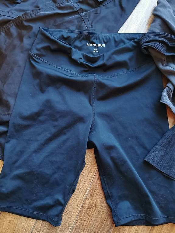 Lotti & Set di vestiti: Kleiderpaket schwarz 164 Sporthose, Pulli, Jäckchen – Usato da Tägerschen venduto da mamirockt 1