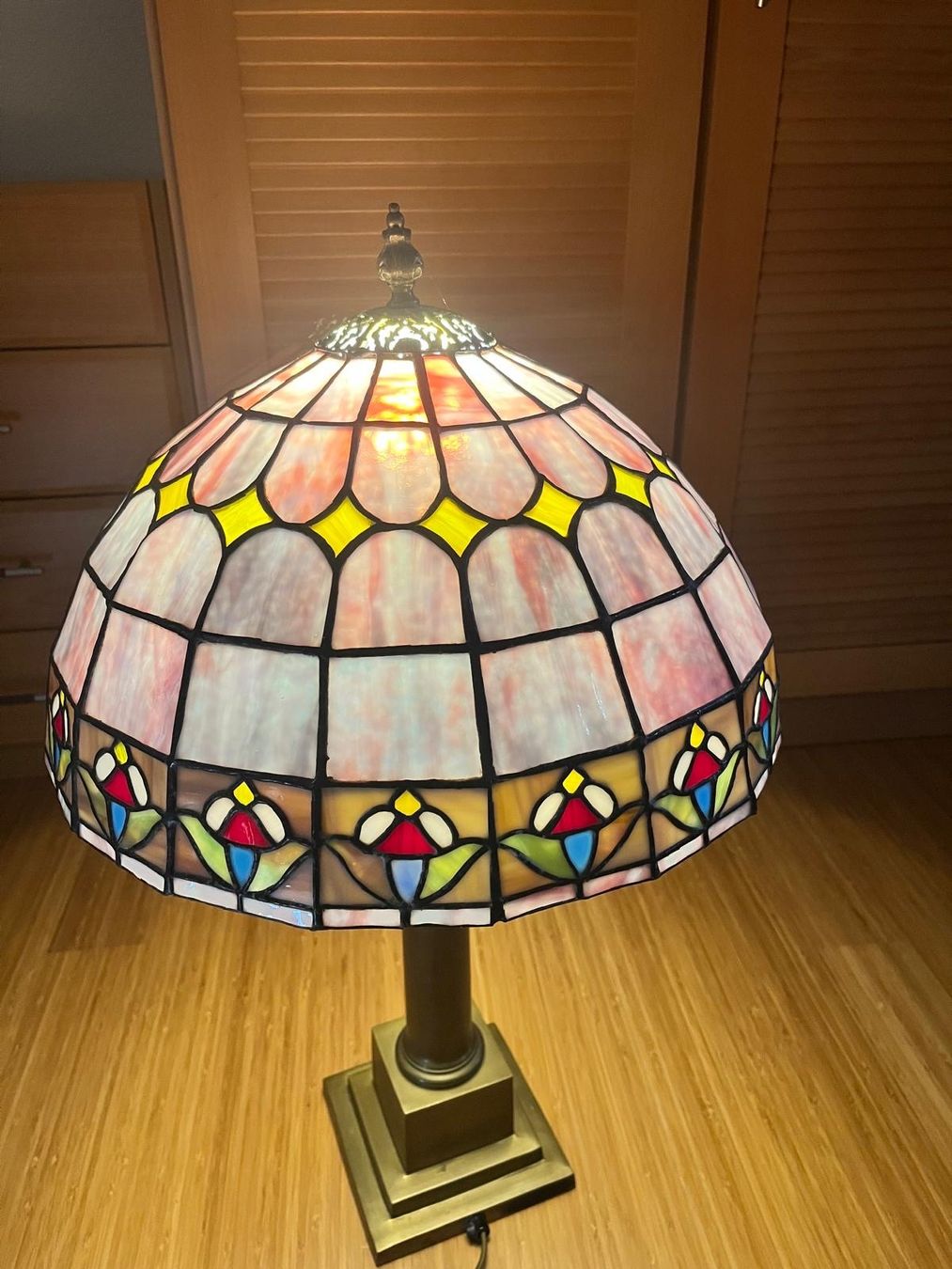 Lampade: Wunderschöne Tiffany-Stil Tischlampe – Usato da Klingnau venduto da Umweltklinik 9