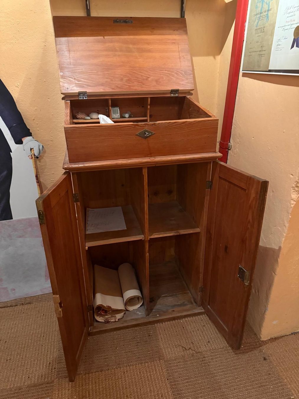 Ladenausstattungen & Messebau: Antikes Stehpult aus Holz – Gebraucht aus Binningen von funkysteff 1