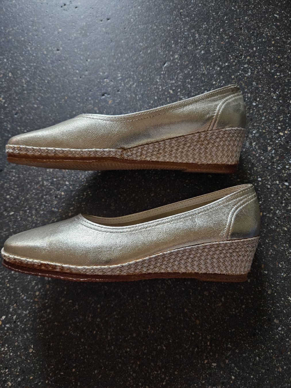 Scarpe da donna: Damenschuhe Gold Grösse 38 Keilabsatz  – Nuovo (secondo la descrizione) da Anwil venduto da tamoos 1
