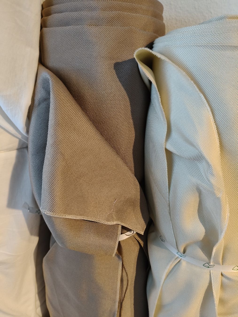 Tissus: Fabric rolls assorted colours quantity 8 new condition 3fr/m – Neuf avec emballage d'origine à Zürich par sha_vw65 5