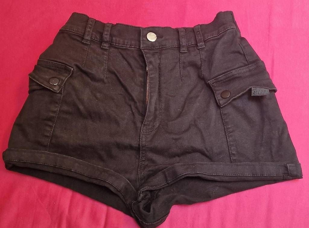 Pantaloni: Kurze schwarze Hose  – Usato da Riehen venduto da Joloe
