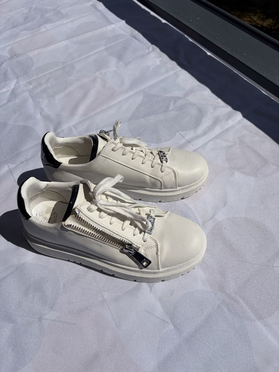 DKNY Damenschuhe: DKNY baskets femmes blanches  – Gebraucht aus Pully von ari_78pk
