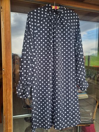Robe à pois, col montant