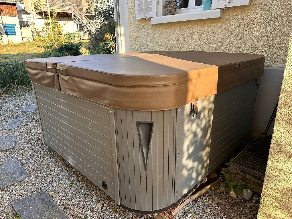 Jacuzzi Whirlpool: Whirlpool 5-Plätzer Outdoor – Usato da Meisterschwanden venduto da Meischti1