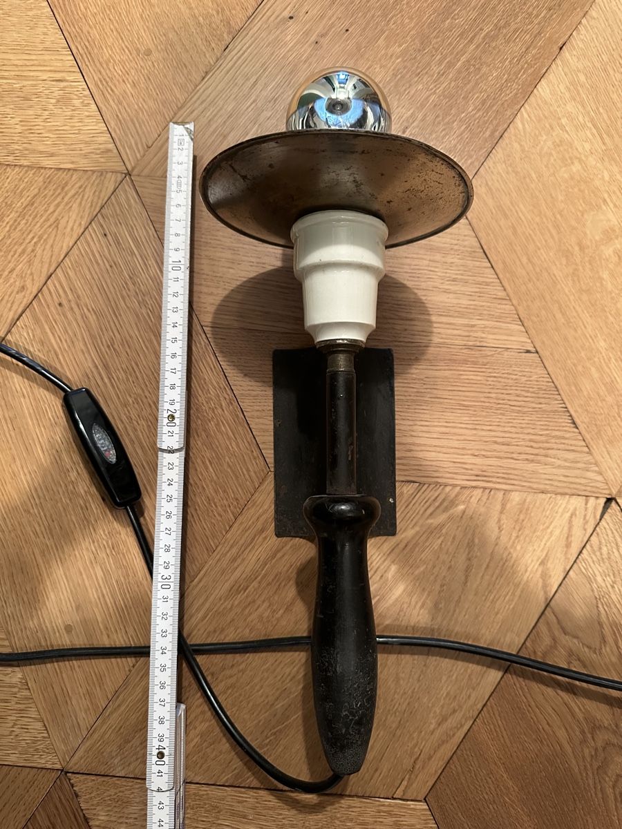 Lampade: Vintage Industrie Lampe mit Holzgriff – Usato da Bern venduto da Maniche11111