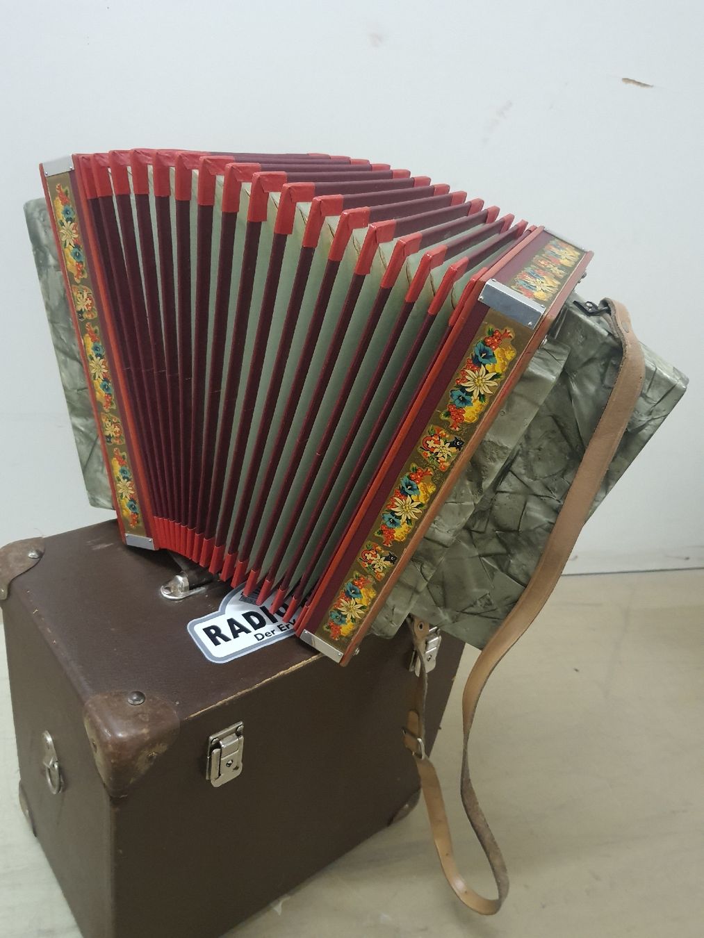 Strumenti musicali: schwyzerorgeli 8 basses – Usato da Pont-de-la-Morge venduto da Mirabelle0 8