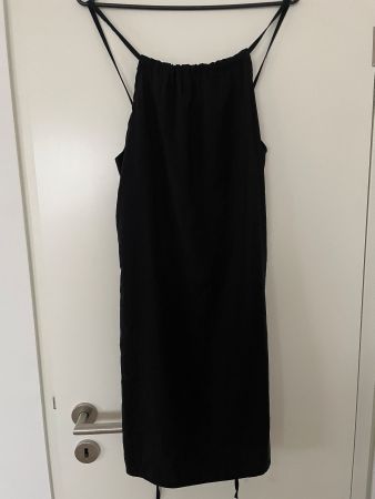 schwarzes Kleid von Sardinien