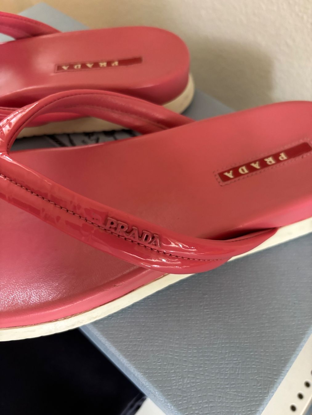 Prada Chaussures femmes: Prada Sandalen / Flipflops ,Gr.38.5, cool, Np:570.- – D'occasion à St.Gallen par shiwi12 2